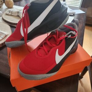 Nike Team Hustle D10 Sz 5Y Basketball Shoes
